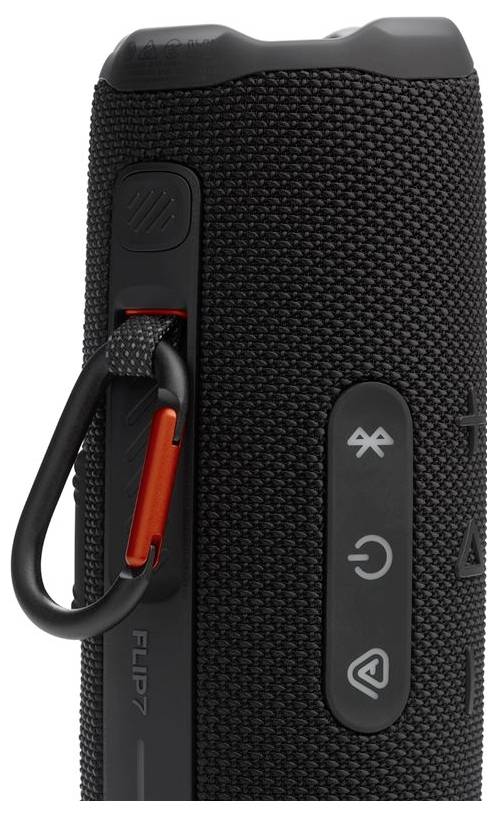 Draagbare Bluetooth-speaker met een gestructureerde zwarte stoffering, vier bedieningsknoppen en een rode carabiner-clip aan de zijkant, gemarkeerd met 'FLIP 7'.