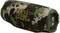 Een draagbare Bluetooth-speaker met een camouflageontwerp en 'JBL' logo, voorzien van bedieningsknoppen bovenop voor volume en afspeelbeheer.