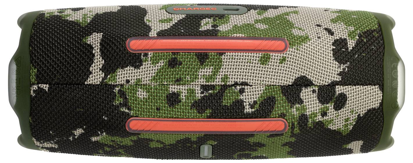 Een draagbare Bluetooth-speaker met een camouflagemotief en twee rode accenten aan de voorkant, gebruikt voor het draadloos afspelen van muziek.