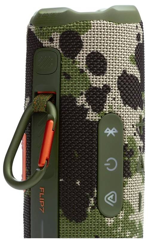 Draagbare speaker in een groene camouflageprint met bedieningsknoppen aan de zijkant, inclusief aan/uit-knop en Bluetooth-verbinding.