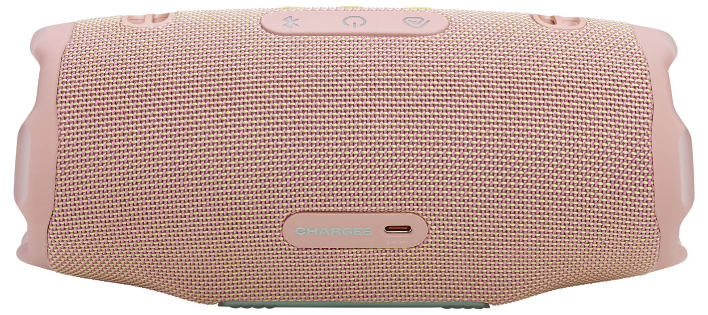 Een roze draagbare Bluetooth-speaker met een geweven stoffen hoes. Voorzien van bedieningsknoppen aan de bovenkant en een oplaadpoort aan de achterkant.