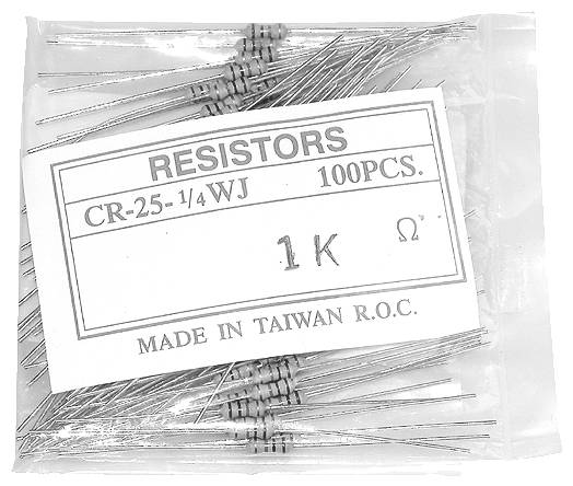 Een pak van 100 weerstanden, gelabeld 'CR-25-1/4WJ 1K Ω', gemaakt in Taiwan. De weerstanden zijn dun en metaalachtig, samen gebundeld in een plastic zak.