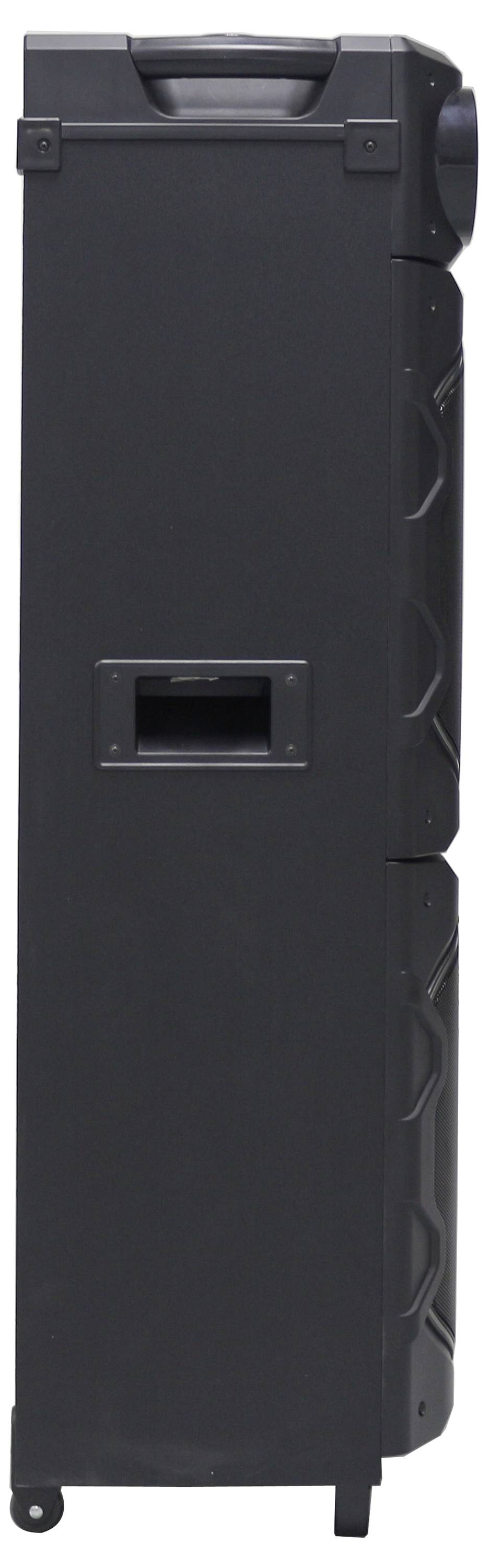 Een hoge, zwarte luidsprekertoren met een zijhandvat en wielbasis voor gemakkelijk transport.