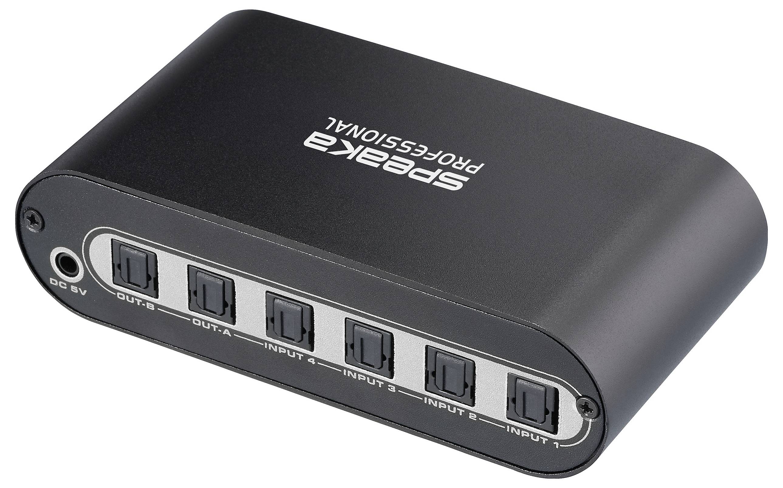 'Speaka Professional' audiodistributieversterker met vier ingangs- en uitgangaansluiting. Geschikt voor het aansluiten van meerdere audioapparaten.