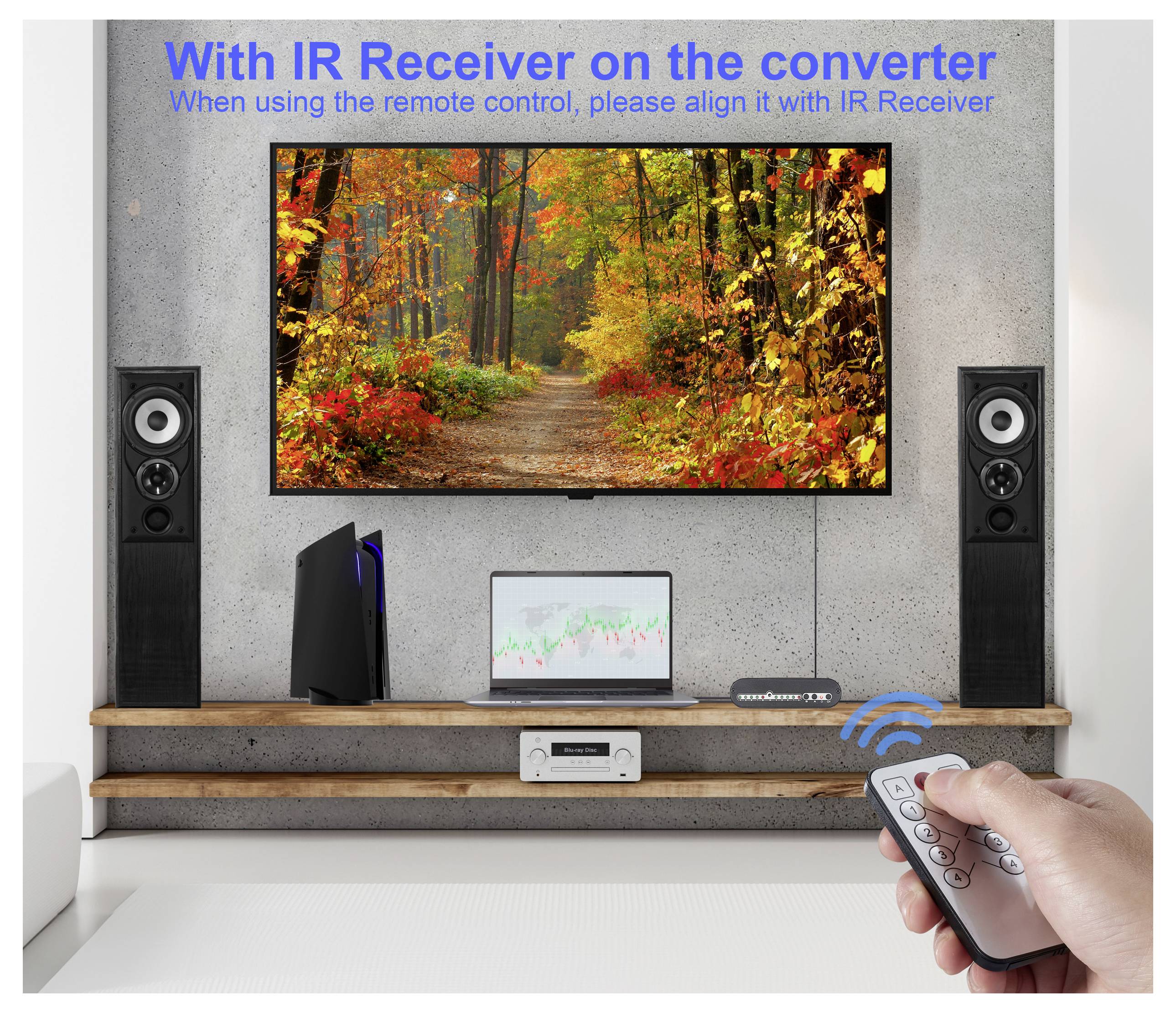 Een woonkamerentertainmentsetup met een televisie die een herfstwoudscène toont, geflankeerd door twee luidsprekers. Een hand houdt een afstandsbediening vast.