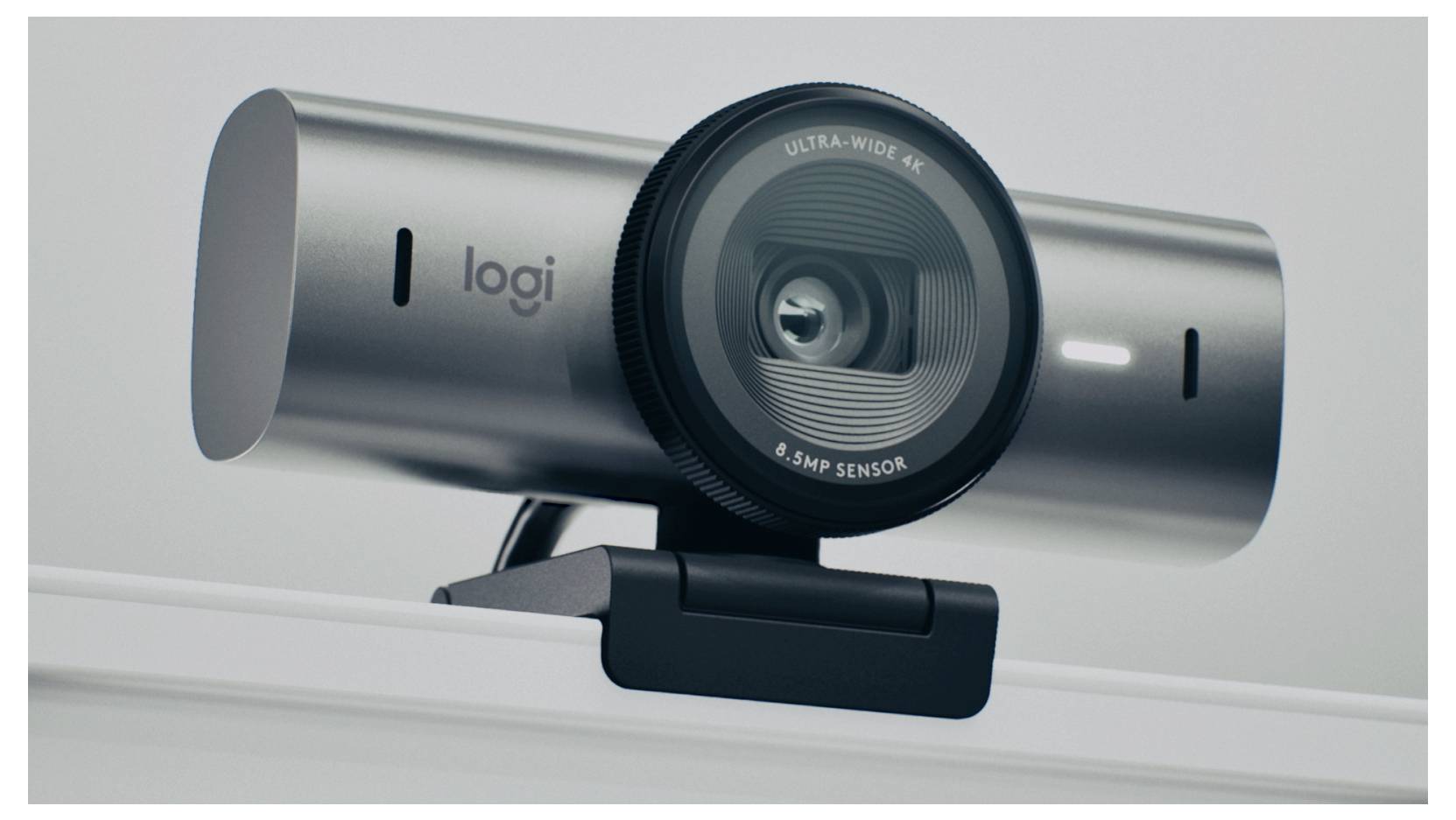 'Een zilveren webcam met een 4K ultra-wide lens en 8,5MP sensor, gemonteerd op een monitor, gemarkeerd met 'logi' aan de zijkant.'
