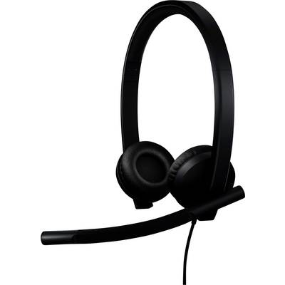 Een zwarte, bedrade headset met een uitschuifbare microfoon en gepolsterde oorkussens, ontworpen voor gebruik met computers of andere audioapparatuur.