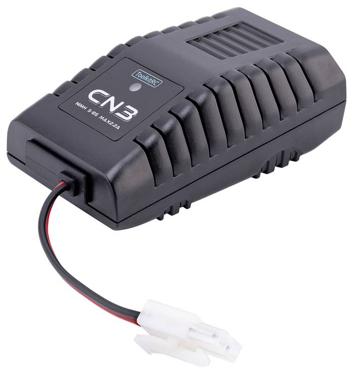 Een zwarte 'CN3' batterijlader met een rood en zwart snoer en een witte connector, gebruikt voor het opladen van robotbatterijen.