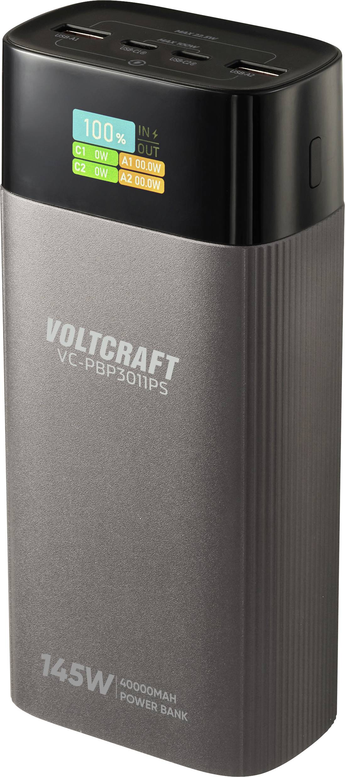Een grijze powerbank gelabeld als 'Voltcraft VC-PBP301IPS' met een digitaal scherm dat '100%' batterijlading aangeeft, voorzien van meerdere uitgangspoorten.