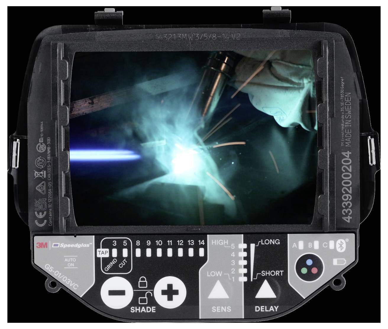 Een close-up van een lasser aan het werk, gezien door het beschermende scherm van een lashelm, met vonken en blauw licht die actief lassen aangeven.