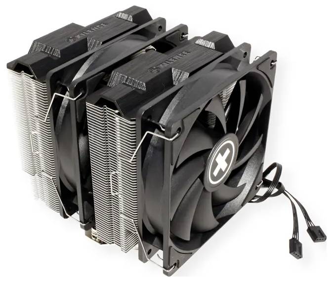 Een dual-tower computerprocessor koeler met twee grote koelventilators en meerdere aluminium warmteafvoerplaten, ontworpen om de thermische regulering te verbeteren.