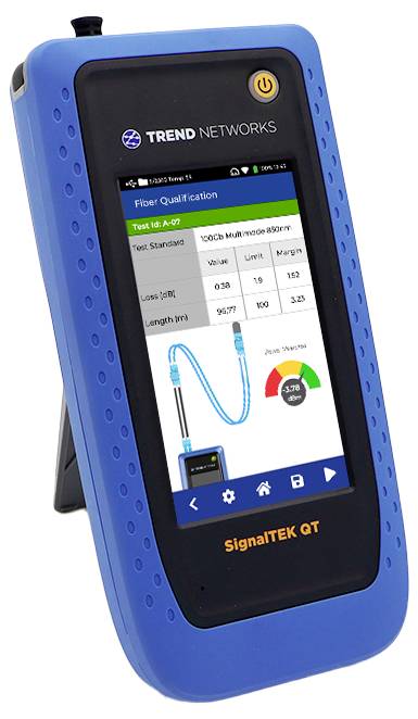 Draagbaar apparaat met een scherm dat de kwalificatieresultaten van een vezeltest weergeeft, inclusief parameters zoals demping en lengte, met een gekleurde meetindicator.