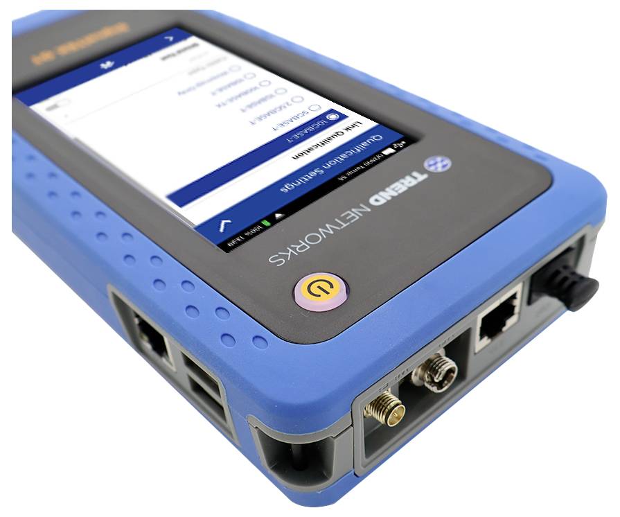 Een blauwe handheld netwerktester met een scherm met opties voor het selecteren van verschillende netwerkanalysetaken, Ethernetpoort en connectoraansluitingen.
