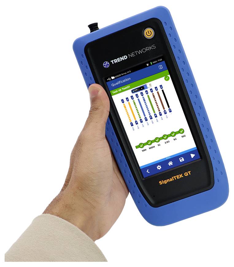 Een hand houdt een blauwe handgehouden apparaat van Trend Networks vast, waarbij op het scherm een kabeltest-resultatenkaart met kleurrijke balken wordt weergegeven.