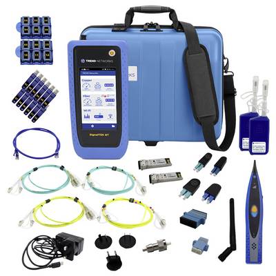 Een set netwerktestgereedschappen bestaande uit een handheld apparaat met scherm, kabels, connectoren, adapters en een blauwe draagtas.