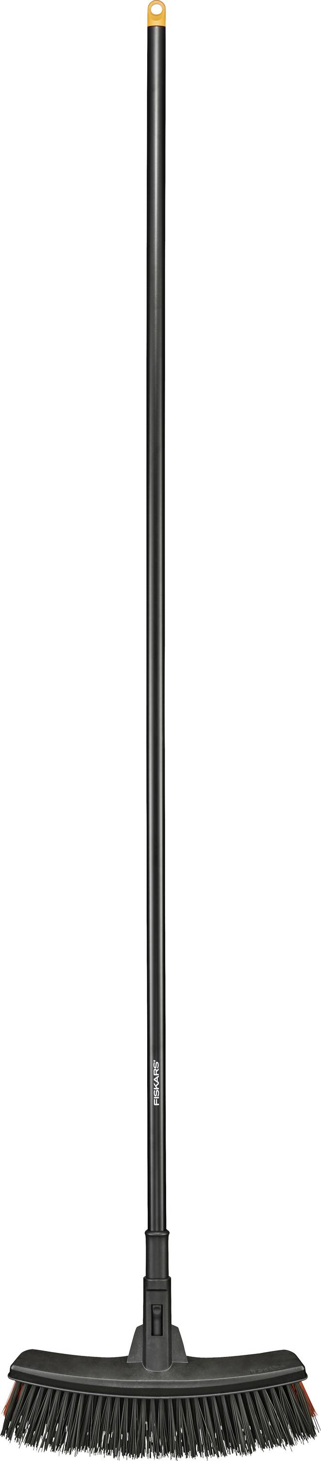 Een zwarte veegbezem met een lange steel en een brede borstelhoofd, ontworpen voor het vegen van binnen- en buitenoppervlakken.