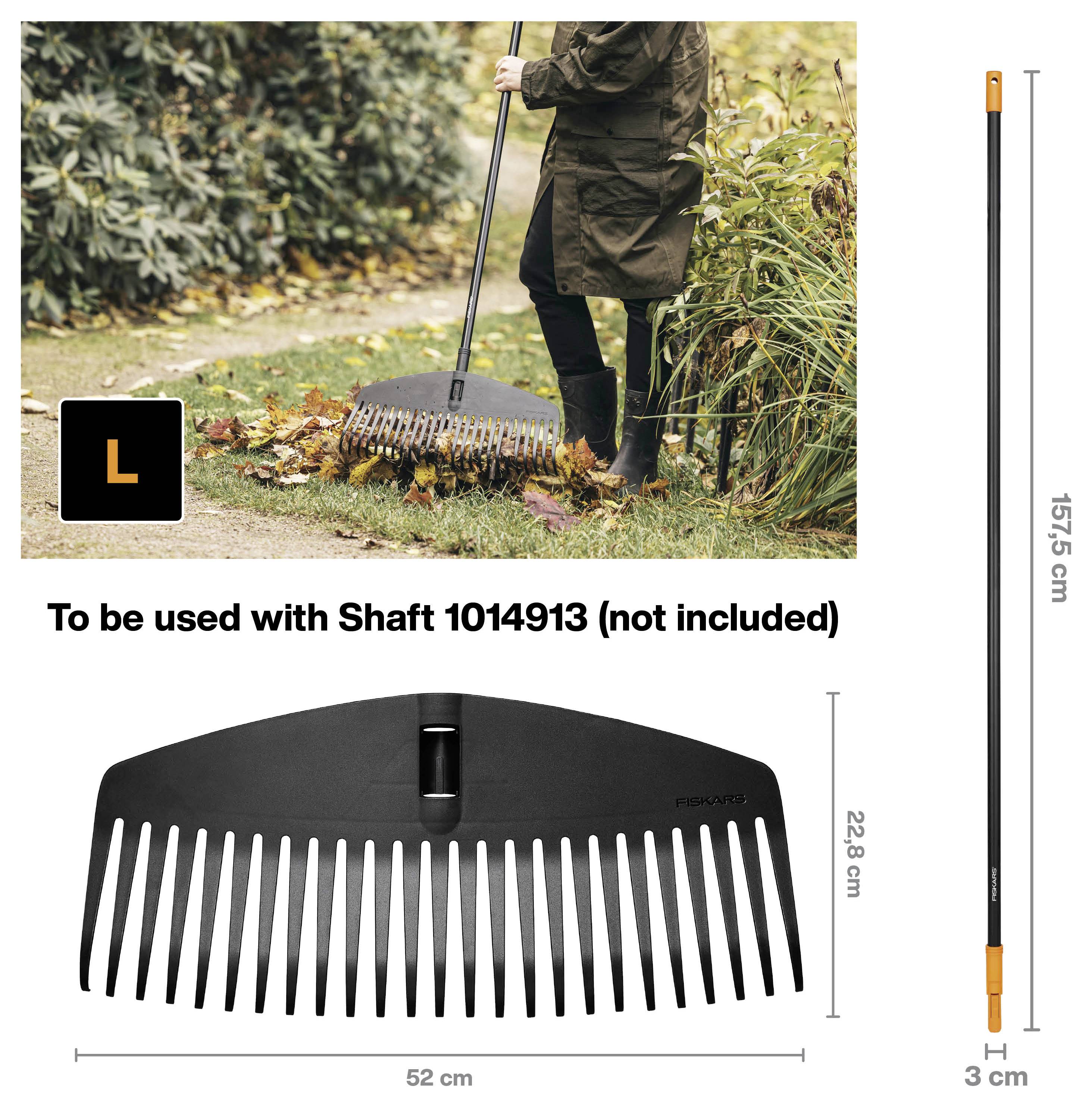 Een persoon harkt herfstbladeren met een groot zwart hark-hoofd op een lange steel. Tekst geeft aan dat steelmodel 1014913 vereist is maar niet is inbegrepen.