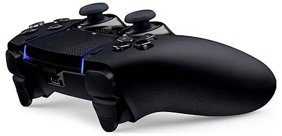 Een zwarte gamecontroller met dubbele thumbsticks, directionele pad en knoppen. Beschikt over een oplichtende blauwe lichtbalk aan de voorkant.