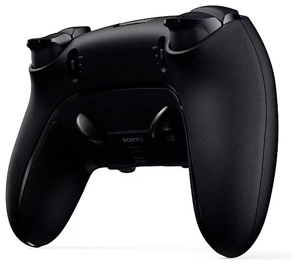 Een zwarte videogamecontroller gezien van achteren, waarbij de contouren en gestructureerde grepen zichtbaar zijn.