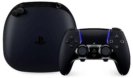 Een zwarte PlayStation-controller en draagtas met het PlayStation-logo, die de gamingfunctionaliteit en draagbaarheid benadrukken.