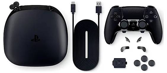 'PlayStation-controller met accessoires zoals draagtas, USB-kabel, duimsteukcaps, paddles en een USB-dongle.'