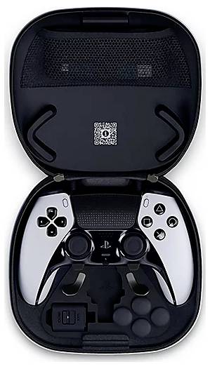 Een wit en zwart gaming-controller met aanpasbare knoppen is geplaatst in een open harde behuizing, waarbij georganiseerde opslagcompartimenten zichtbaar zijn.