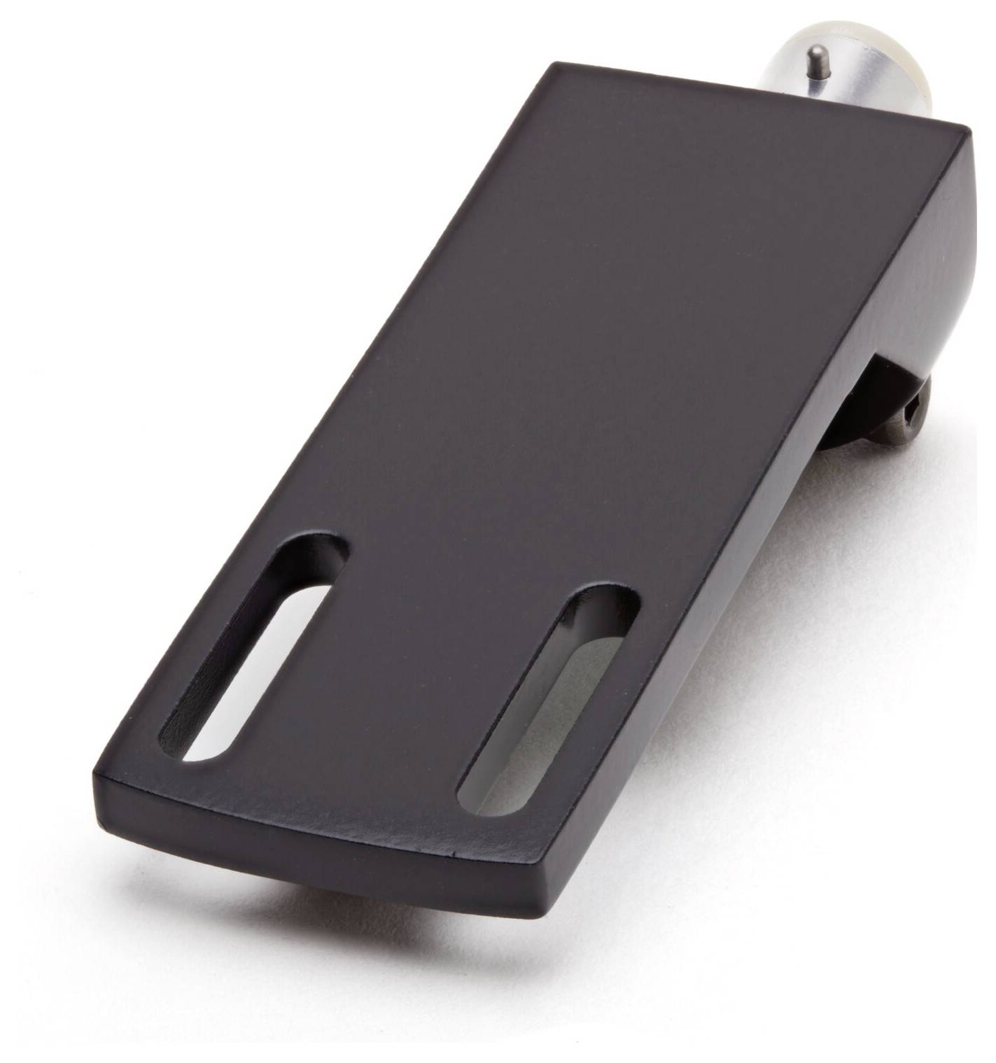 Een zwarte, rechthoekige draaitafel-headshell met twee langgerekte sleuven en een metalen connector aan één uiteinde.