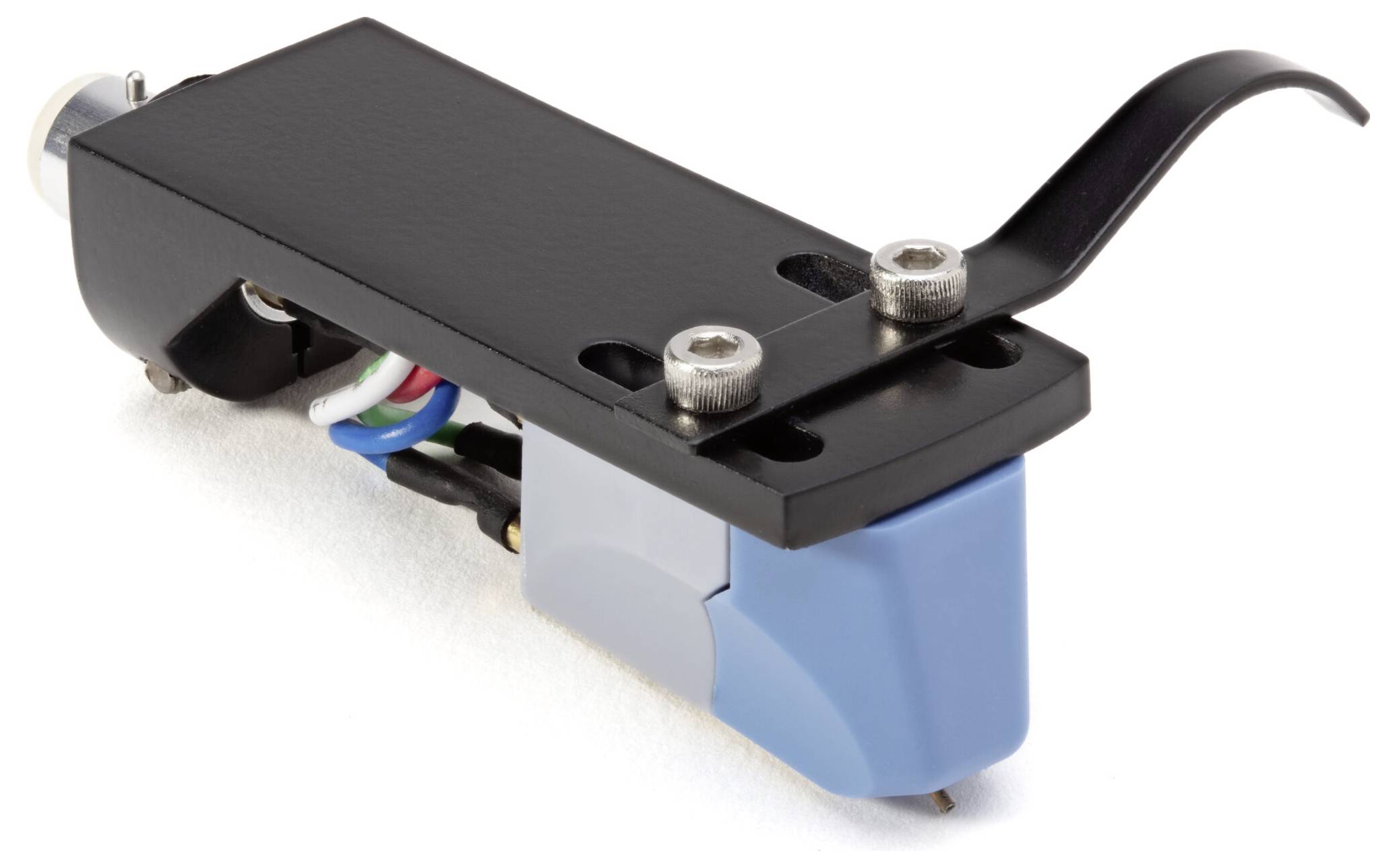 Een zwarte draaitafel-headshell met een blauwe cartridge eraan bevestigd, voorzien van aansluitdraden, wordt geïsoleerd op een witte achtergrond weergegeven.