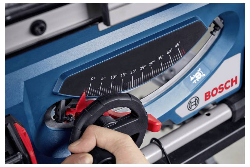 Hand die de hoek van een Bosch-gereedschap aanpast met een gemarkeerde meetschaal die hoeken van 0 tot 45 graden weergeeft.