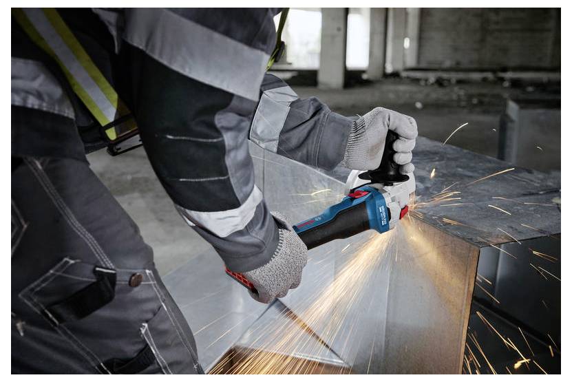 Een persoon die beschermende uitrusting draagt, gebruikt een haakse slijper om een metalen plaat door te snijden, waarbij heldere vonken vrijkomen in een industriële omgeving.