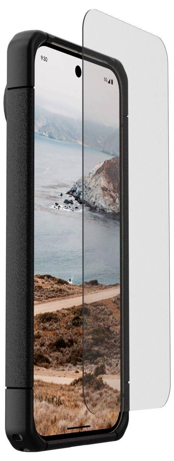 Een smartphone met een robuuste zwarte behuizing en een transparante schermbeschermer, waarbij een schilderachtig kustlandschap met kliffen en oceaangolven wordt weergegeven.