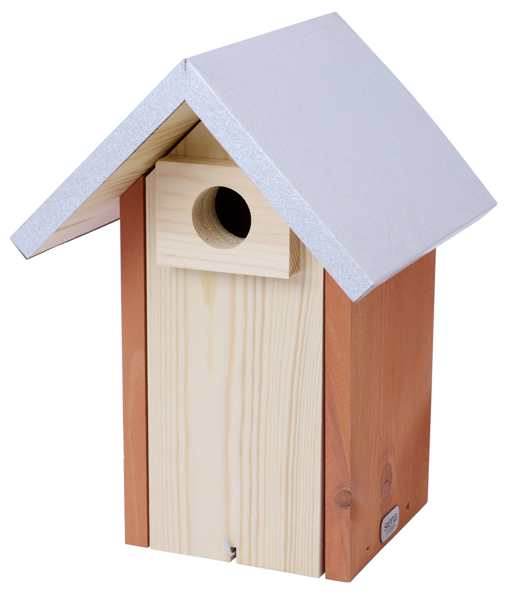 Een houten vogelhuisje met een zilveren metalen dak, voorzien van een rond instroomgat nabij de bovenkant van de voorkant. Het lichaam is van licht hout met donkere zijkanten.