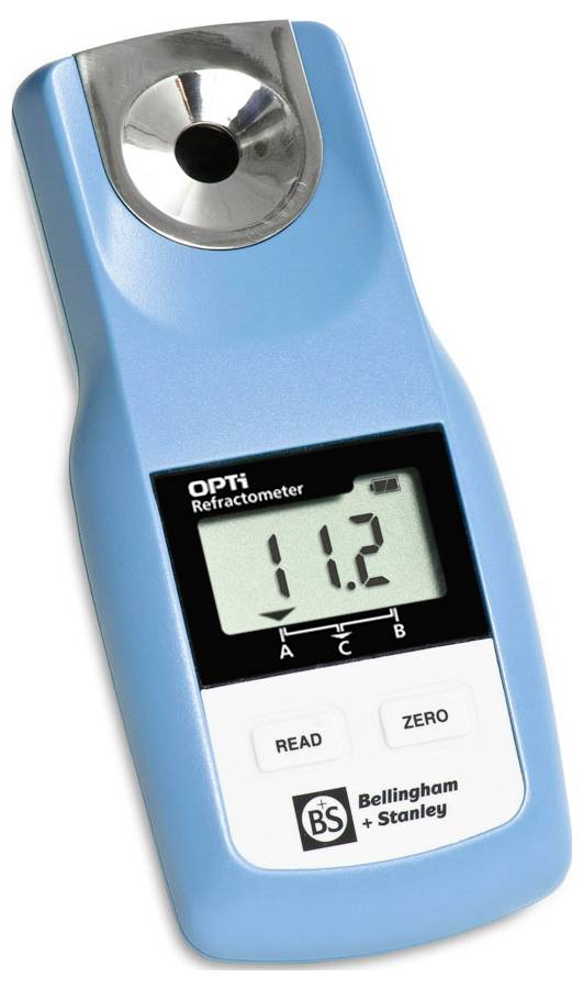 Een blauwe handmatige digitale refractometer van Bellingham + Stanley geeft een aflezing van 11,2 weer. Het apparaat heeft 'LEES' en 'NUL' knoppen.