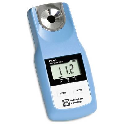 Een blauwe handmatige digitale refractometer van Bellingham + Stanley geeft een aflezing van 11,2 weer. Het apparaat heeft 'LEES' en 'NUL' knoppen.