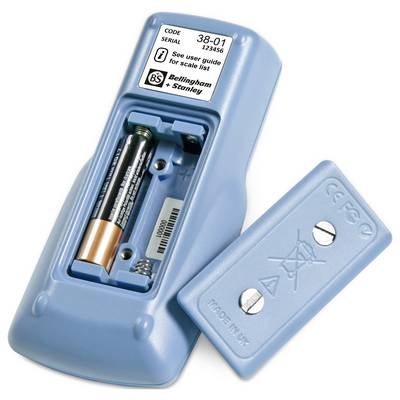 Een blauwe elektronische apparaat met een geopend batterijcompartiment waarin twee AA-batterijen zichtbaar zijn. Een label toont een serienummer en merkinformatie.