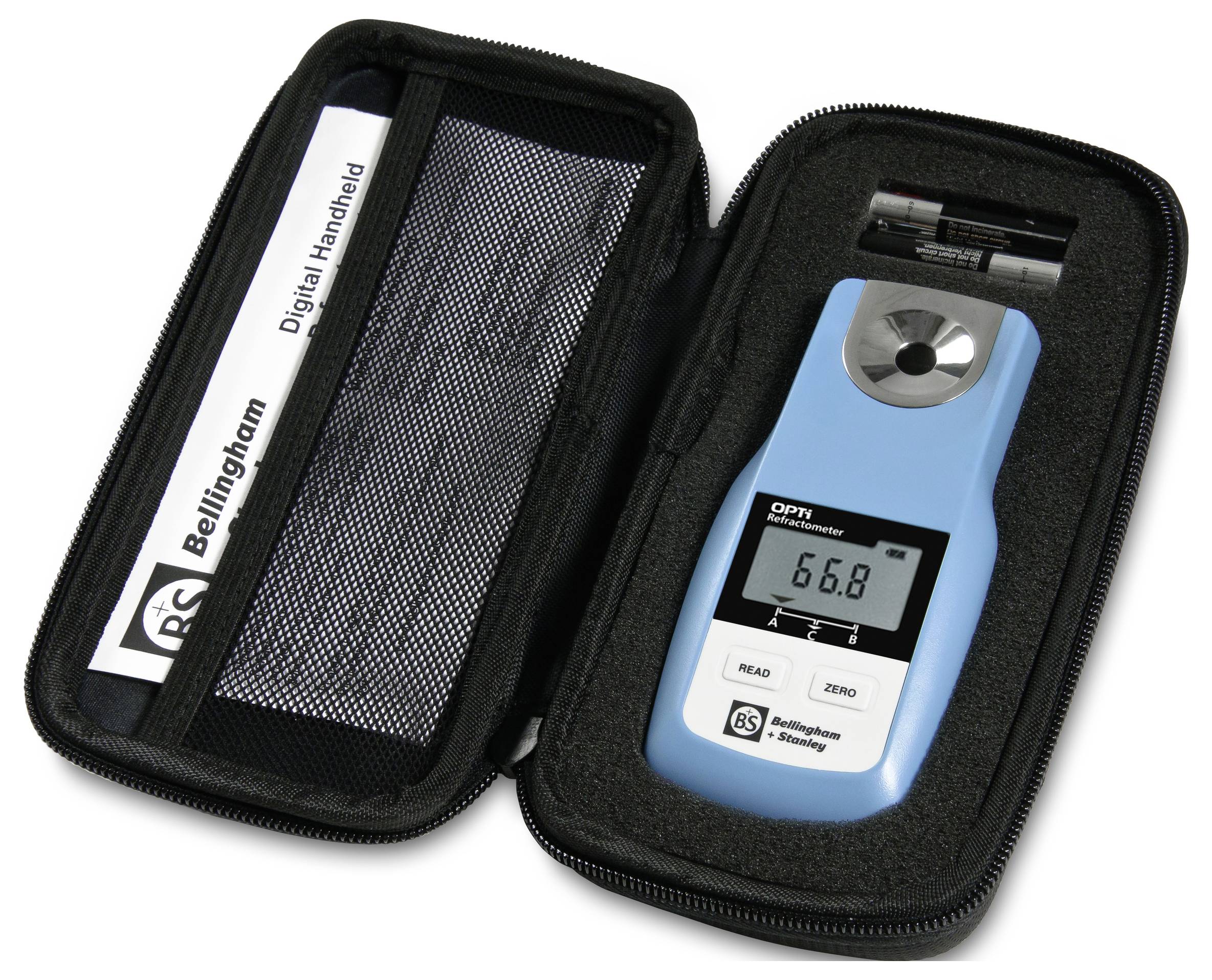 Draagbare refractometer in een etui, met een digitaal display dat '66,8' aangeeft.