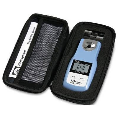 Draagbare refractometer in een etui, met een digitaal display dat '66,8' aangeeft.
