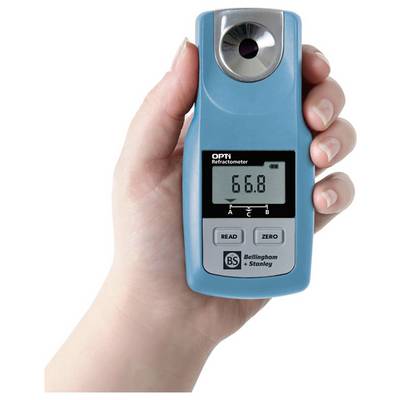 Een hand houdt een digitale refractometer vast die een aflezing van '66,8' weergeeft.