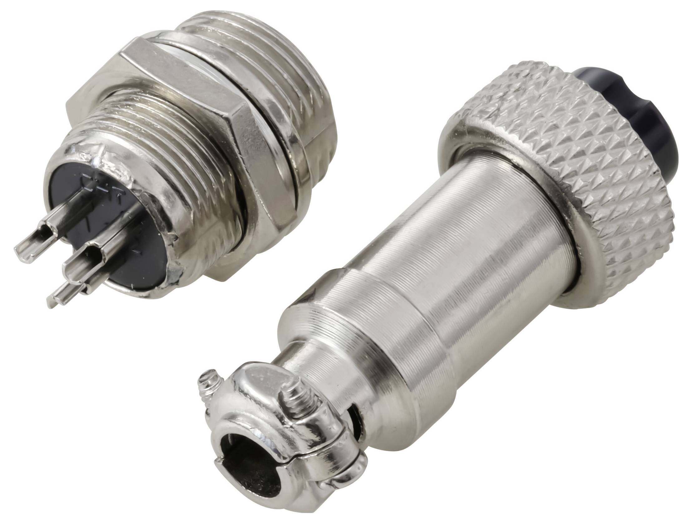 Twee metalen elektrische aansluitingen, de ene met uitgestoken pinnen en de andere met een gestructureerde grip, geplaatst op een witte achtergrond.