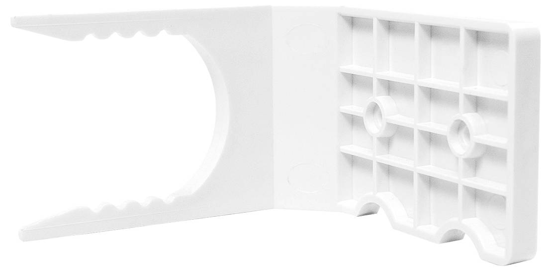 Een witte wandbevestigingsbeugel met een rasterpatroon aan de ene kant en een halfcirkelvormige houder aan de andere kant, ontworpen voor het bevestigen van buizen of kabels.