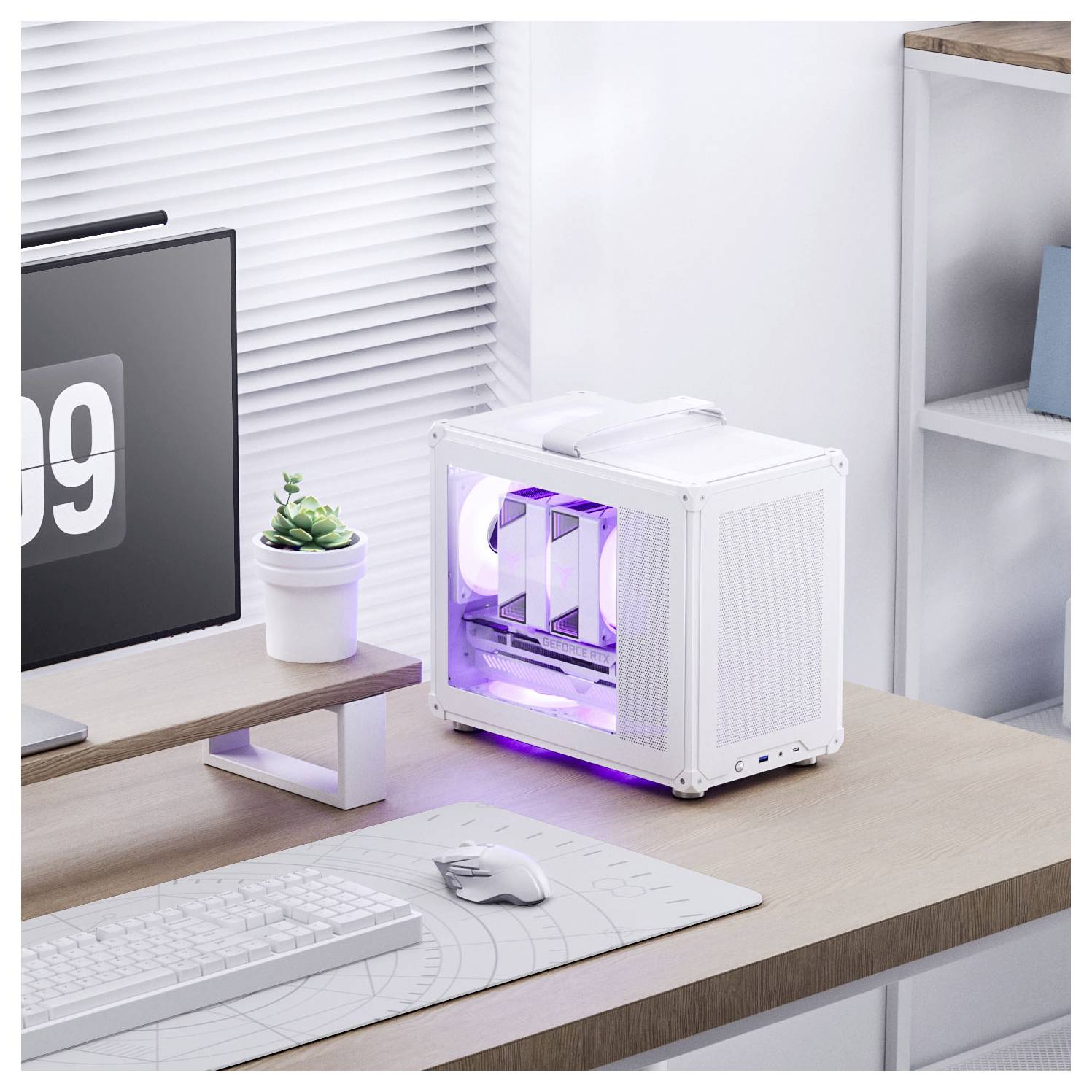 Een witte desktopcomputer met paars oplichtende verlichting staat op een houten bureau naast een monitor die de tijd '11:09' weergeeft.
