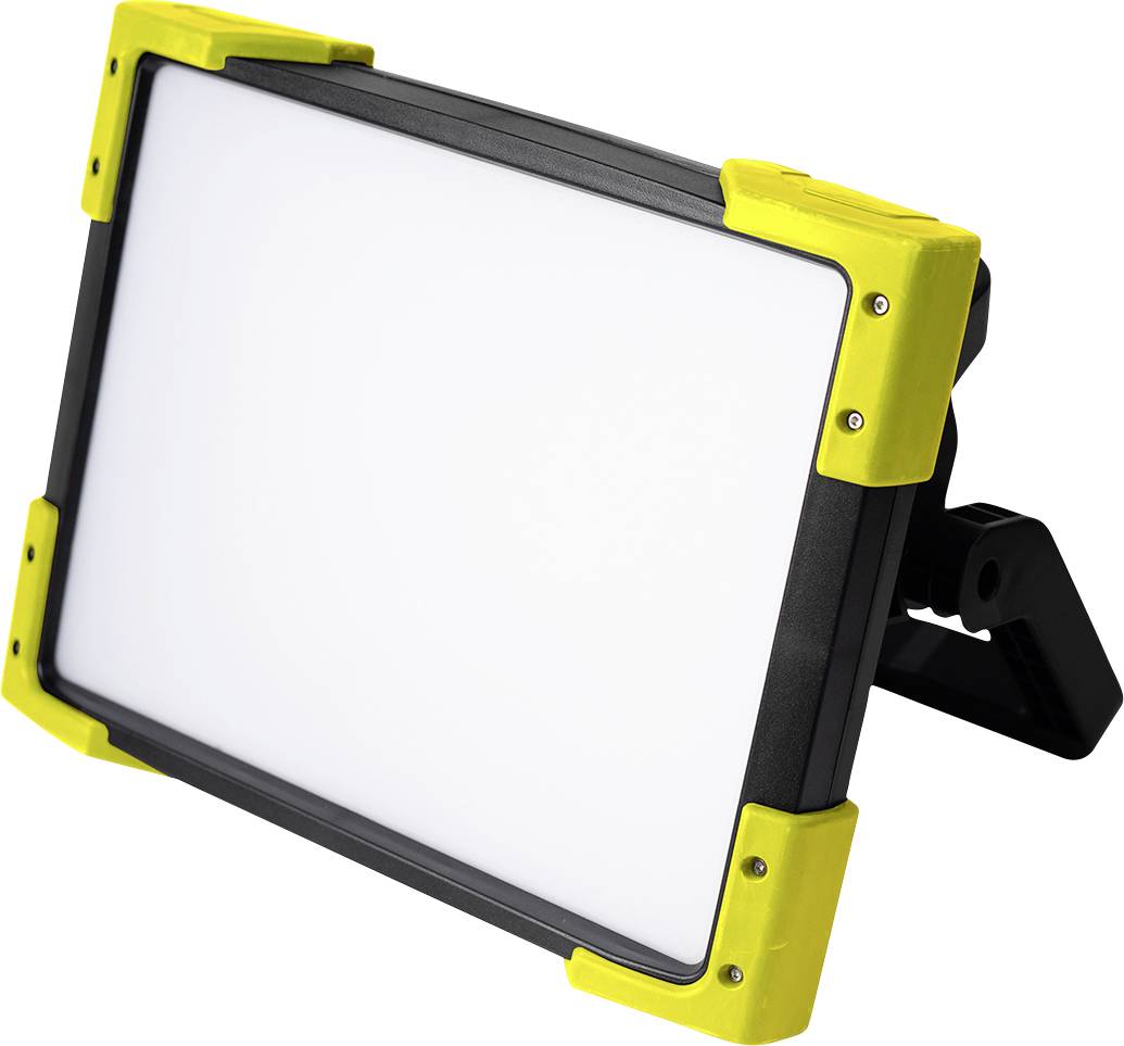Een draagbare LED-werklamp met een rechthoekige vorm, ondergebracht in een duurzame zwart-gele behuizing, schuin geplaatst op een standaard.