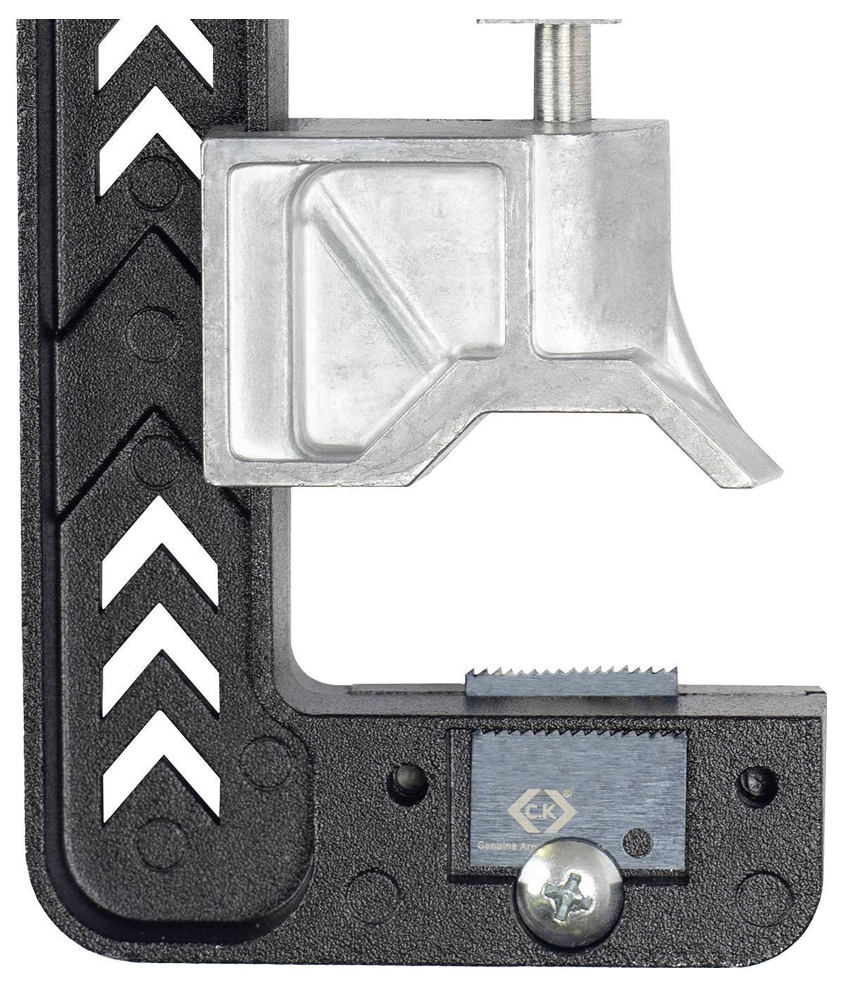 Een zwart en zilver metalen gereedschap met een verstelbare klem en getande rand, gebruikt voor het doorsnijden of stevig vasthouden van voorwerpen.