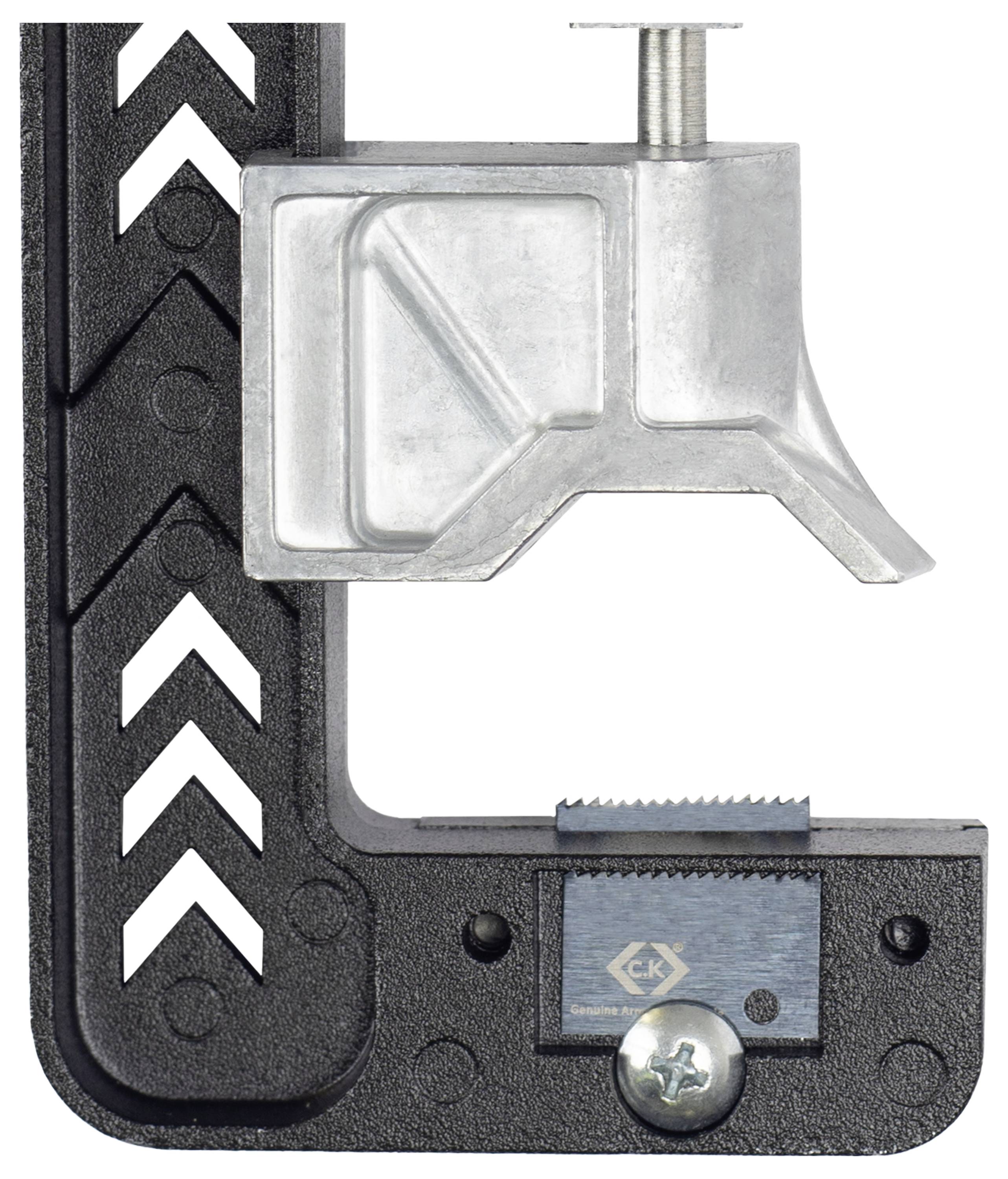 Een metalen hoekklem met een zwart frame en een zilveren spanmechanisme, gebruikt voor het vasthouden van materialen in een rechte hoek tijdens assemblage.