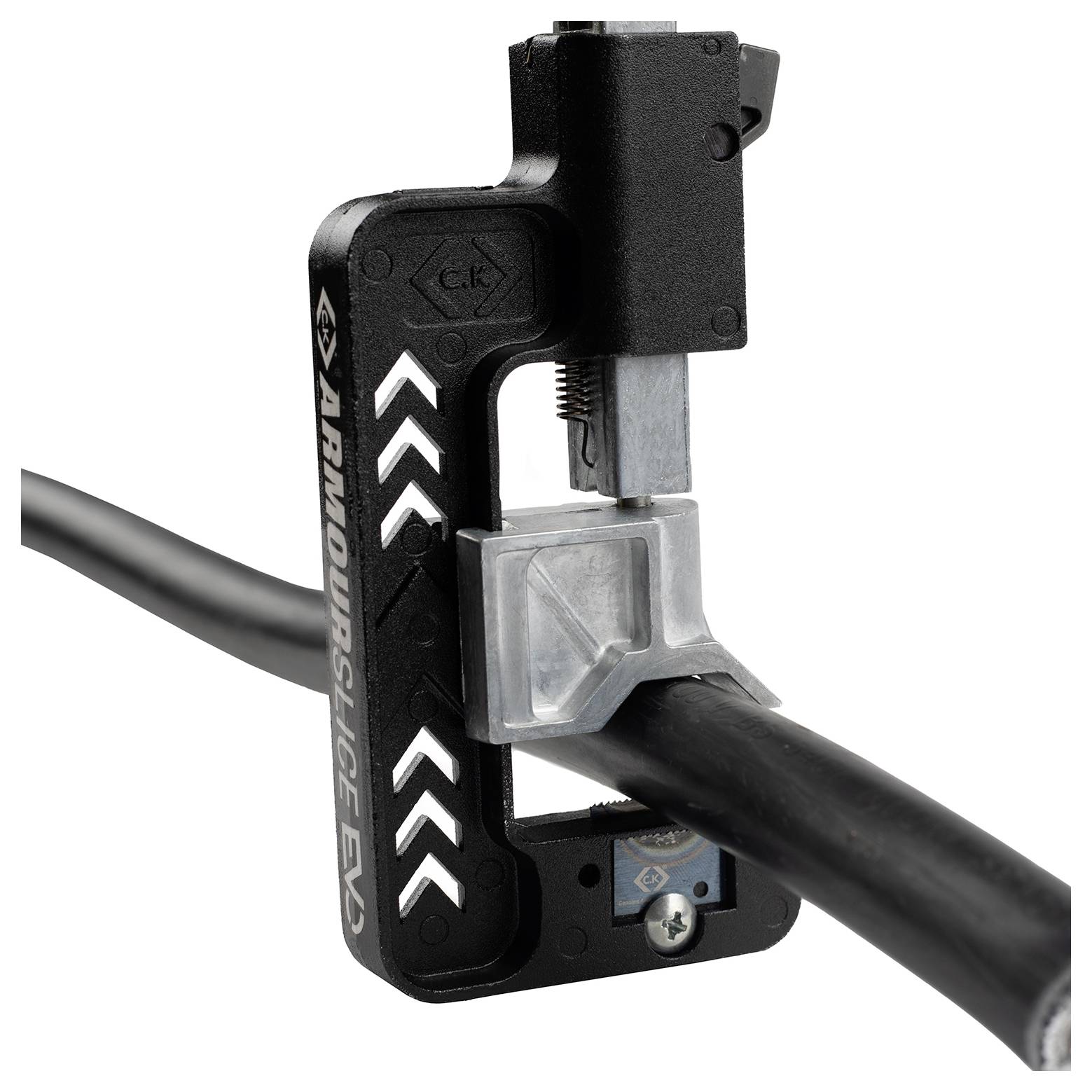 Een zwarte kabel in een kabeldraadstripper, gelabeld als 'ARMOURSLICER PRO', ontworpen voor het doorsnijden van beschermende mantels op kabels.