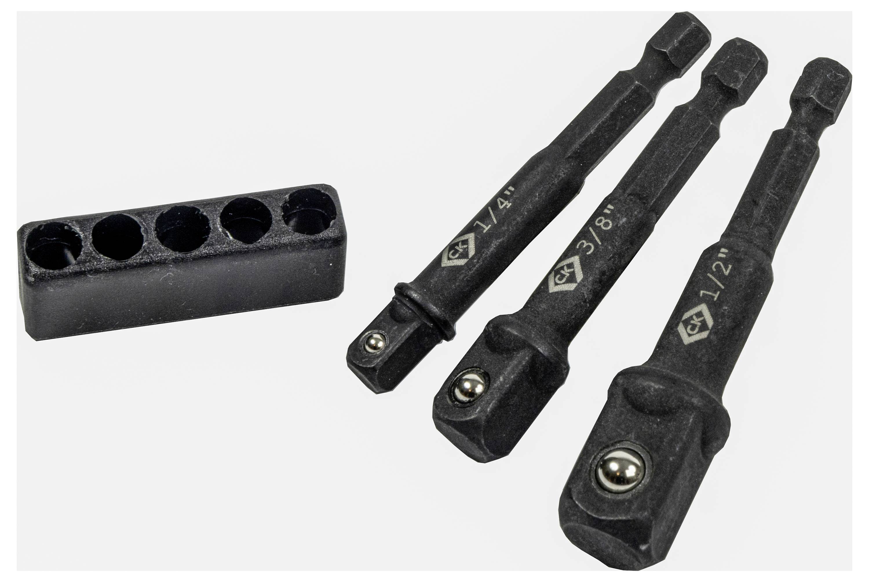 Een set van drie zwarte dopsleuteladapters met verlengstukken en een houder, elk gemarkeerd met een maatvoering, gebruikt voor het aansluiten van dopsleutels.