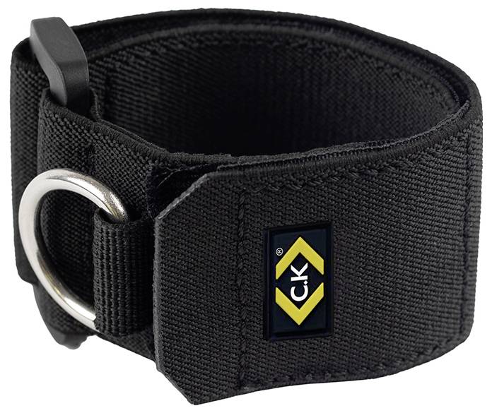 Een zwarte stoffen riem met een metalen ring en een geel ruitvormig logo op een patch.