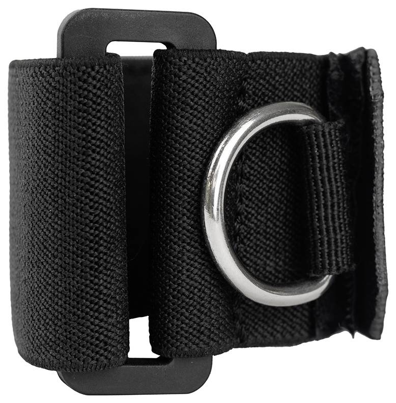 Zwarte riem met een metalen D-ring, gebruikt voor het bevestigen van voorwerpen of het creëren van bevestigingspunten.