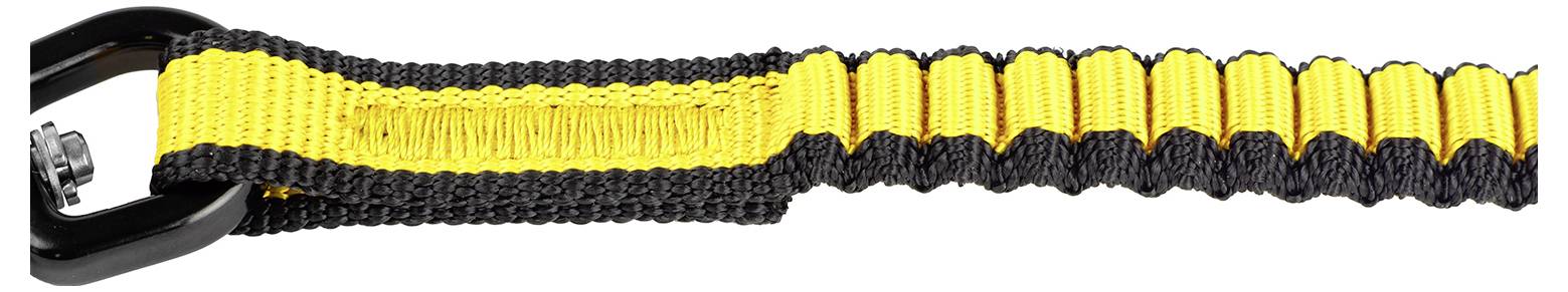 Een zwarte karabijnhaak is bevestigd aan een geweven riem gemaakt van geel en zwart materiaal, wat een stevige en veilige verbinding laat zien.