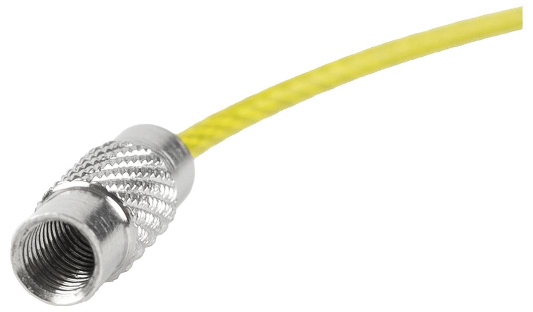 Een close-up van een gele coaxkabel met een metalen schroefdraadconnector aan het uiteinde, gebruikt voor het aansluiten van audio-visuele of internetapparatuur.